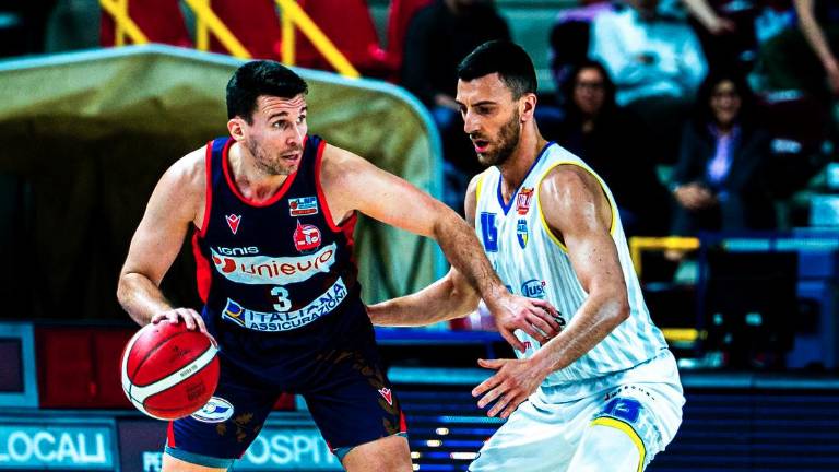 Disastro Unieuro a Verona: la Tezenis stravince 89-56
