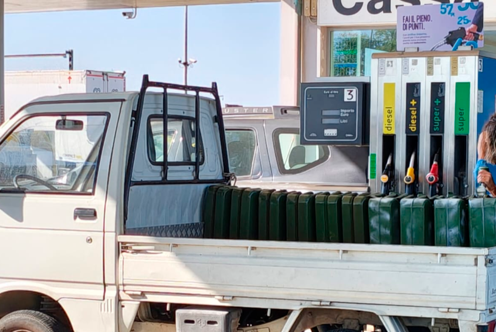 Un camioncino per fare scorta al distributore Eni nel territorio cervese questa mattina