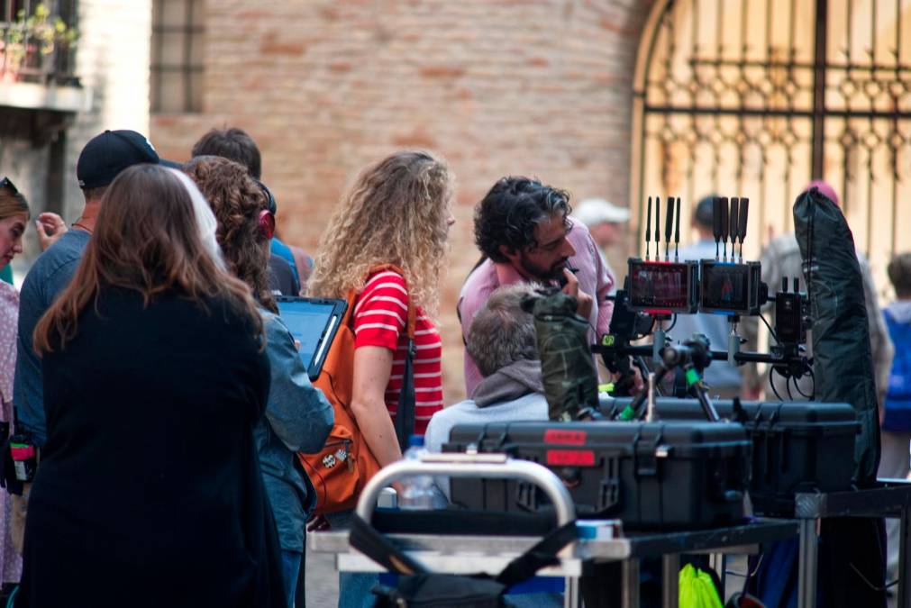 Ravenna, “La ricetta della felicità”: la tomba di Dante diventa il set per la serie Rai - Gallery