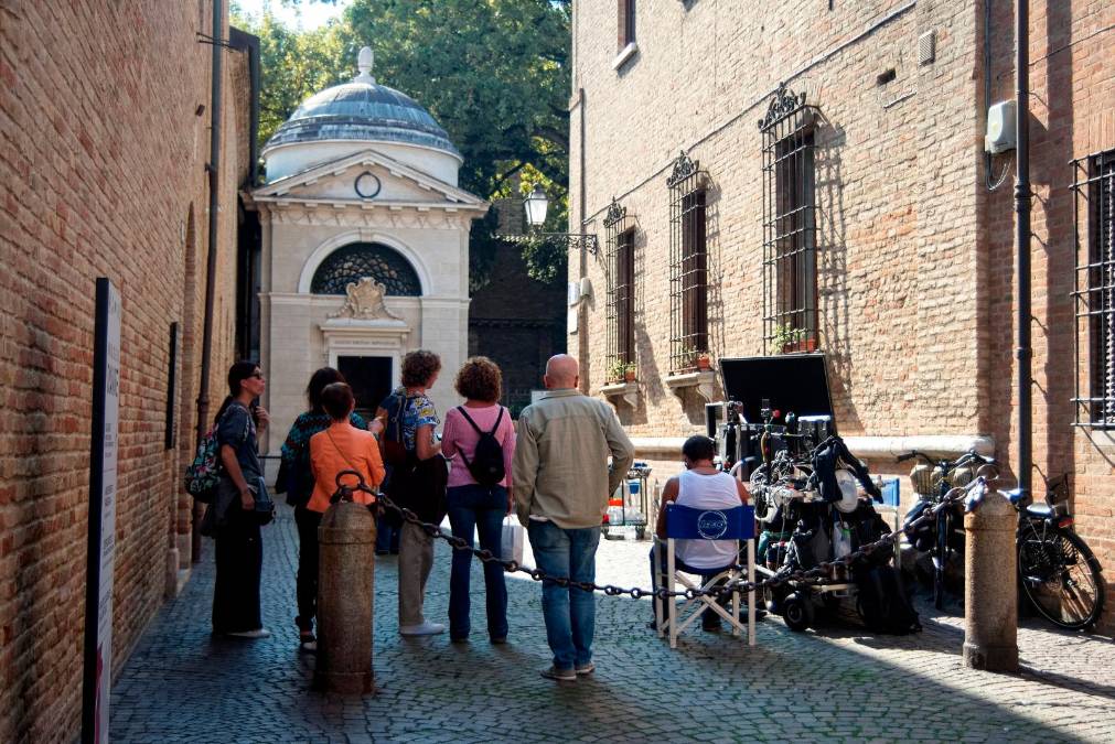 Ravenna, “La ricetta della felicità”: la tomba di Dante diventa il set per la serie Rai - Gallery