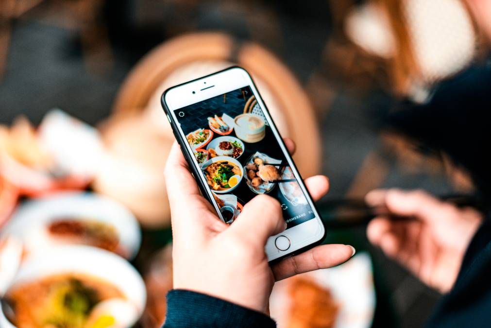 Rimini, ruba il cellulare aziendale del ristorante e chiede soldi per restituirlo: arrestato 20enne a Marina Centro