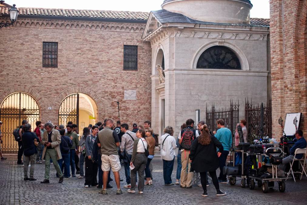 Ravenna, “La ricetta della felicità”: la tomba di Dante diventa il set per la serie Rai - Gallery