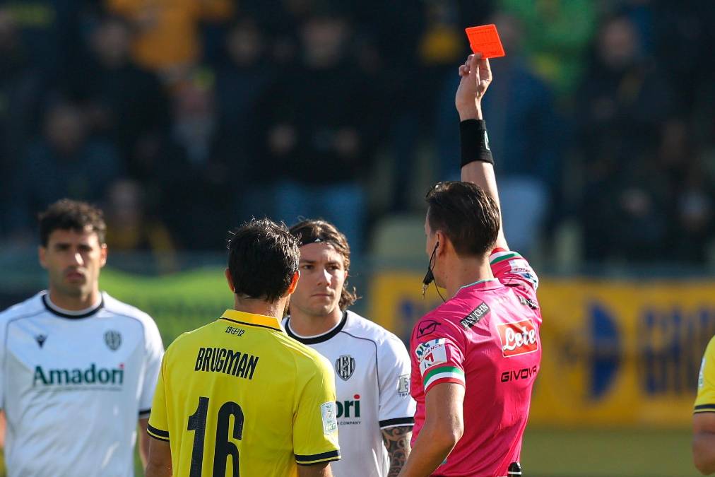 L’arbitro Madonia mostra il cartellino rosso ad Antonio Fiori (Rega)
