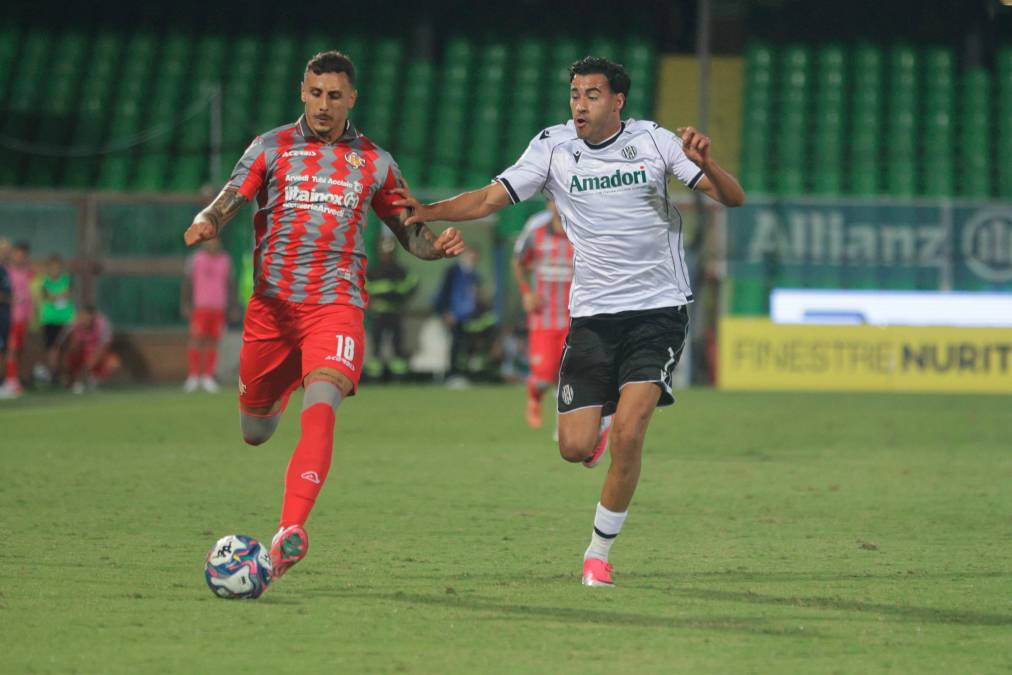 Gianluca Frabotta contro Michele Collocolo durante Cesena-Cremonese 2-2 (Zanotti)