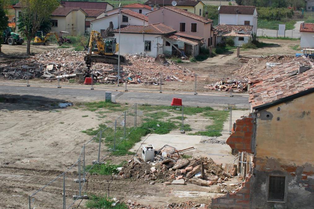Traversara, partite le demolizioni delle case della zona rossa - Gallery