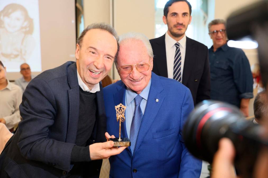 Il presidente del Panathlon Club Cesena Dionigio Dionigi con Roberto Benigni nella conviviale del 4 aprile