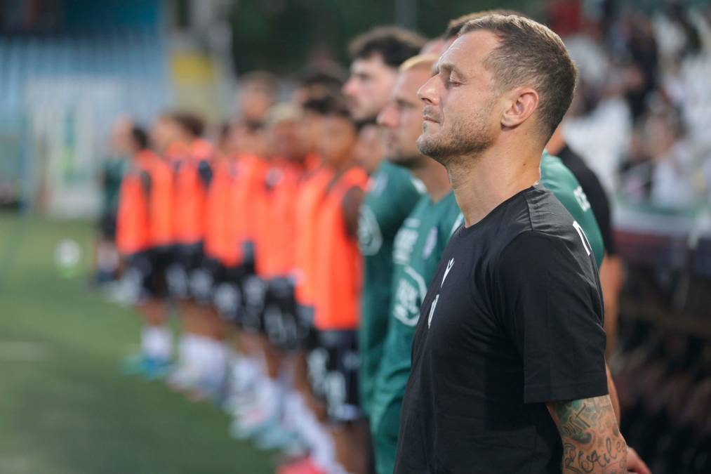 Alessandro Diamanti durante il minuto di raccoglimento in memoria di Franco Baresi (Zanotti)