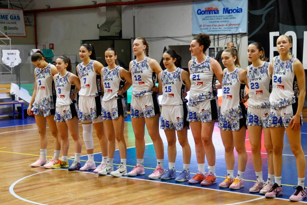 La formazione della E-Work al gran completo: le faentine sono pronte a giocarsi la finalissima contro l’Alpo Villafranca (foto mmph)
