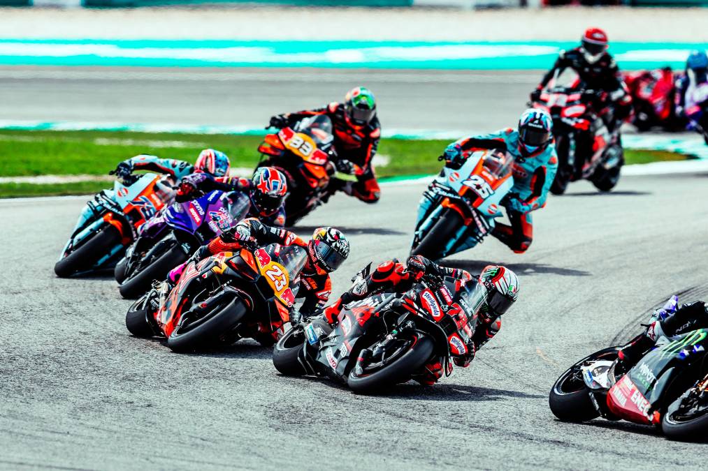 Enea Bastianini e Marco Bezzecchi lottano durante l’ultima gara del motomondiale disputata sul circuito di Sepang