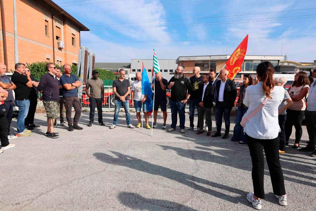 Un momento del presidio sindacale di protesta davanti alla sede direzionale dell’azienda (Foto Zanotti)