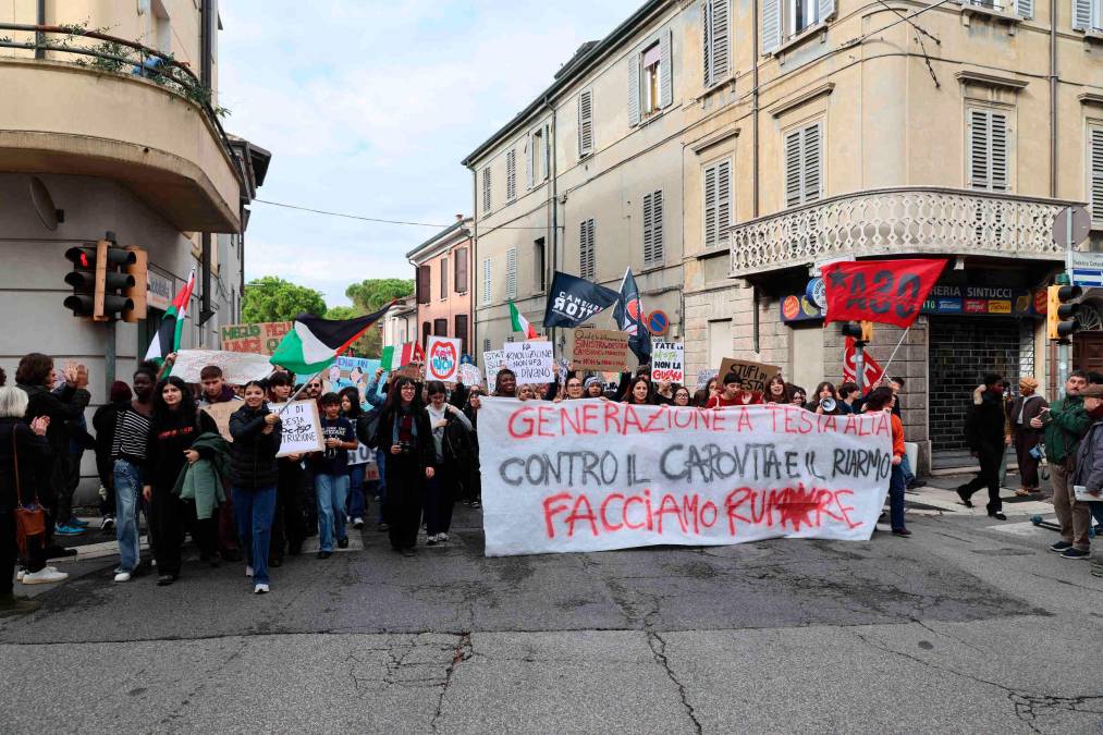 La lezione di Cesena: un corteo pacifico di studenti armati di cori e cartelloni VIDEO GALLERY