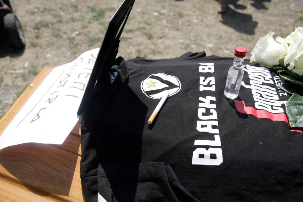 Pinarella di Cervia, l’ultimo saluto a Nicola Musiani, sulla bara la scritta: “Datemi giustizia” VIDEO GALLERY