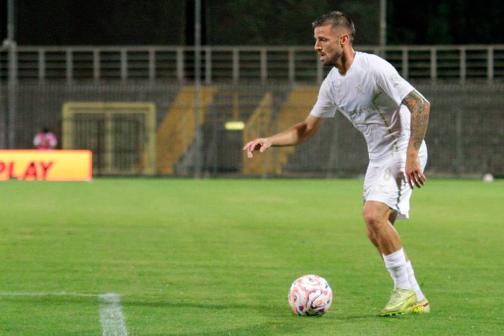 Daniele Casiraghi in azione contro il Forlì (Fiorentini)