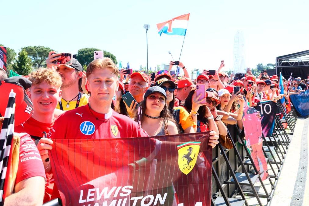 “Ciao come state?”: il delirio del popolo Ferrari per Hamilton e Leclerc a Imola - Gallery