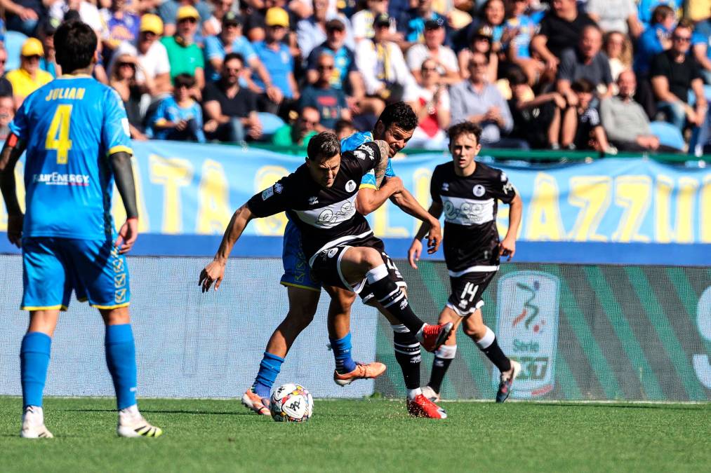 Giacomo Vrioni in azione nel finale di Carrarese-Cesena (foto Rega)