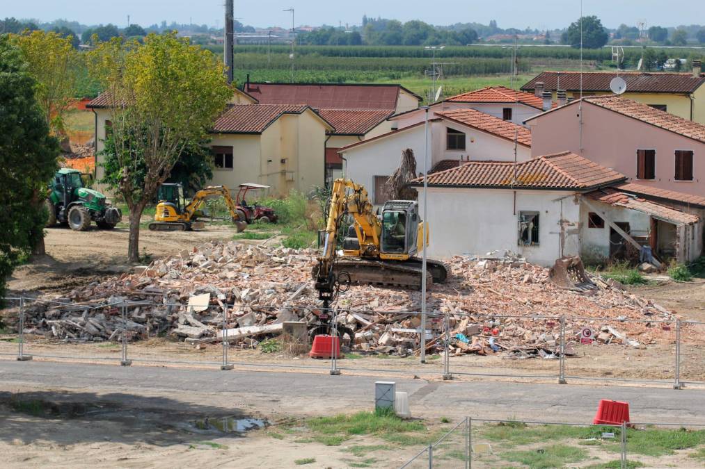 Traversara, partite le demolizioni delle case della zona rossa - Gallery