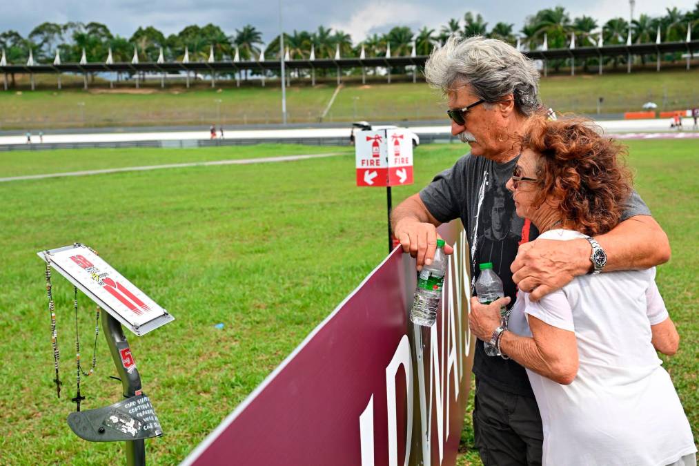 Papà Paolo e mamma Rossella alla curva dove il Sic perse la vita il 23 ottobre di 15 anni fa