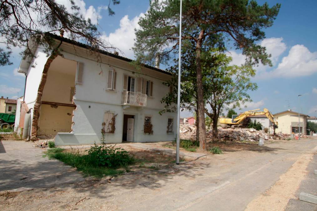 Traversara, partite le demolizioni delle case della zona rossa - Gallery
