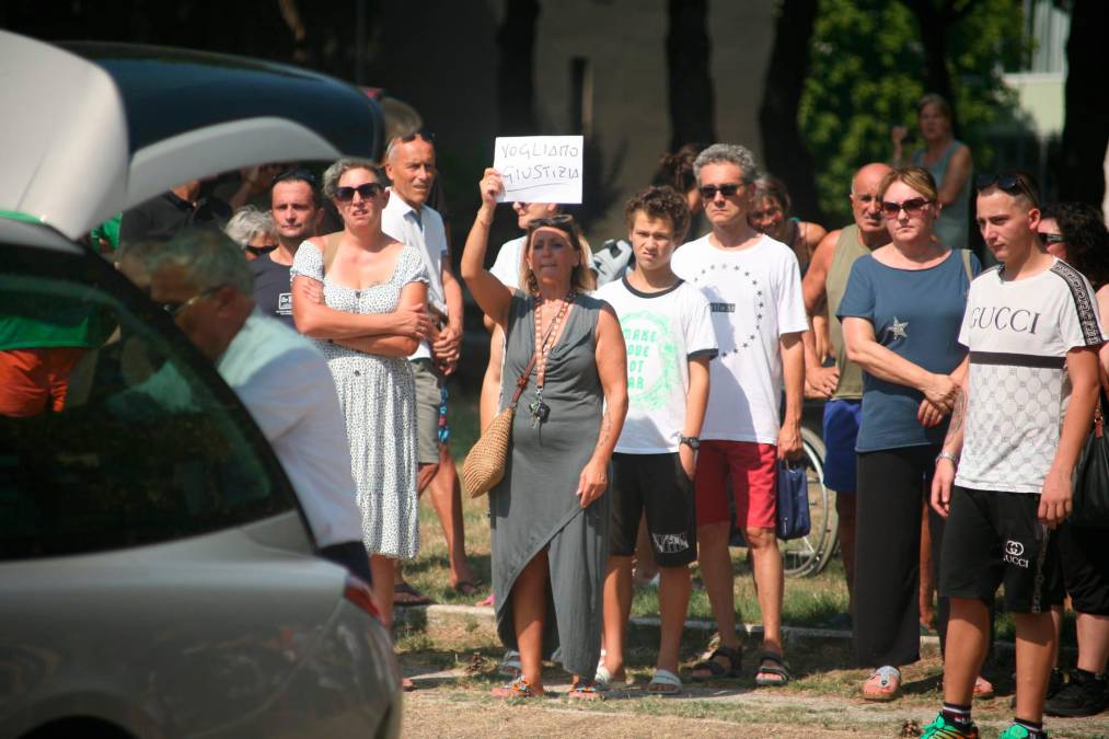 Pinarella di Cervia, l’ultimo saluto a Nicola Musiani, sulla bara la scritta: “Datemi giustizia” VIDEO GALLERY