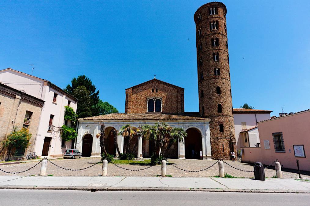 Le palme ornamentali campeggiano da decenni davanti alla facciata di Sant’Apollinare Nuovo: l’area esterna è già visibile in una foto risalente al 1928 (foto Fiorentini)