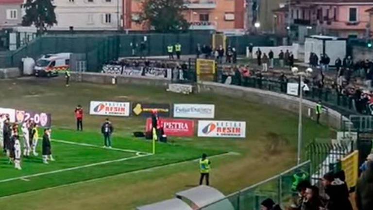 “Andate a lavorare”: Cesena contestato a Carrara VIDEO