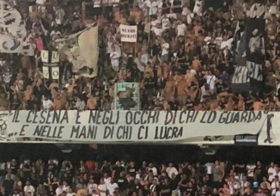 Cesena, striscione in curva Mare contro il caro-prezzi al Manuzzi