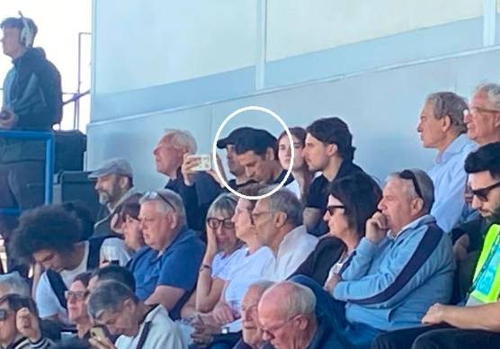Sergio Floccari (cerchiato) in tribuna a Carrara