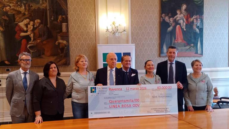 La consegna dell’assegno a Linea Rosa, al centro il Presidente della Cassa Antonio Patuelli, il Direttore Generale Nicola Sbrizzi, la Presidente dell’Associazione Linea Rosa Alessandra Bagnara, il Vice Direttore Vicario della Cassa Alessandro Spadoni con la Vice Presidente di Linea Rosa, Monica Vodarich, la consigliera Gaia Marani, la direttrice strategica Denise Camorani ed il responsabile dell’area commerciale della Cassa Matteo Ramilli