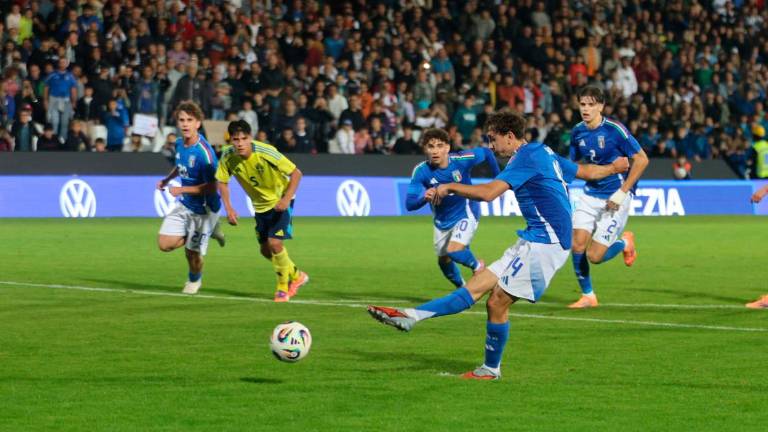 Il gol su rigore realizzato da Tommaso Berti in Italia-Svezia 4-0 giocata a Cesena (foto Gianmaria Zanotti)