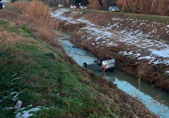 Gatteo, incidente: l’auto si ribalta e finisce nel fiume