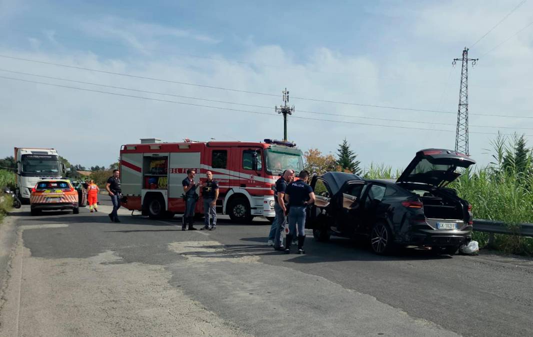Rimini, fuggono all’alt della Polizia, speronano tre auto e feriscono più persone: due uomini arrestati - VIDEO GALLERY