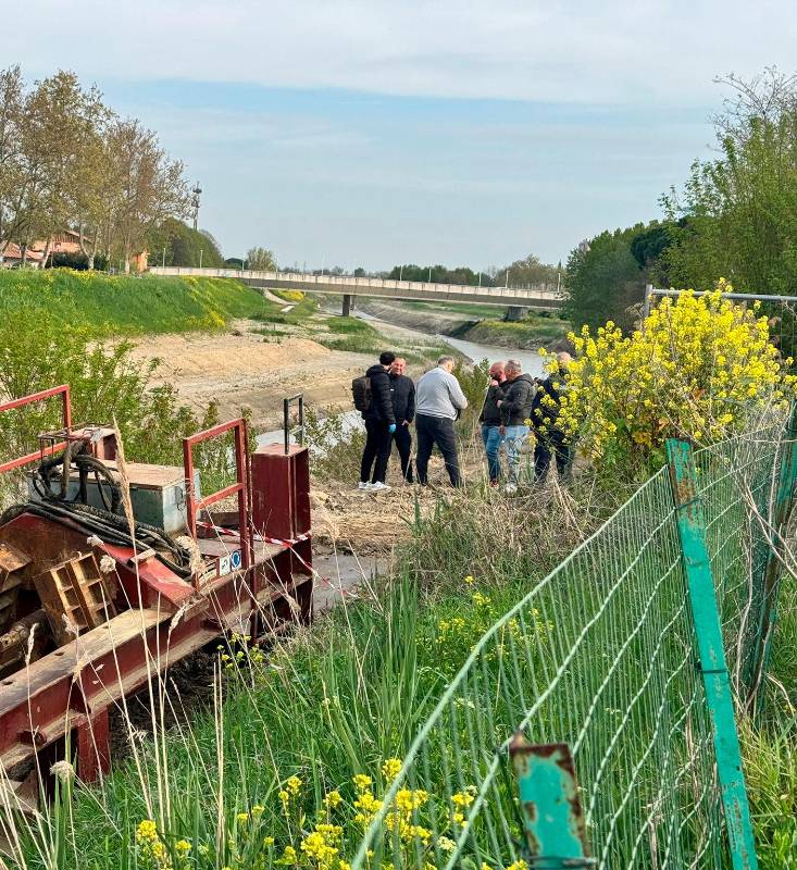 Le ricerche del materiale gettato nel fiume (Zanotti)