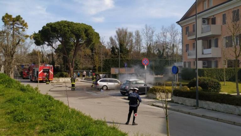 Auto in sosta a fuoco a Savignano Mare - FOTOGALLERY