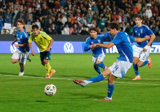 Il gol su rigore realizzato da Tommaso Berti in Italia-Svezia 4-0 giocata a Cesena (foto Gianmaria Zanotti)