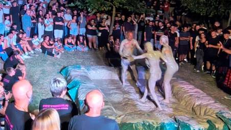 Le lottatrici nel fango alla festa (foto dai profili social della festa della Birra Nottambula)