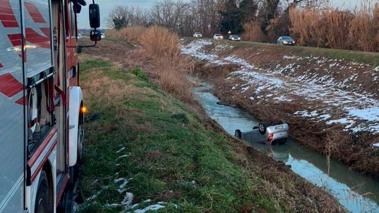 Gatteo, incidente: l’auto si ribalta e finisce nel fiume