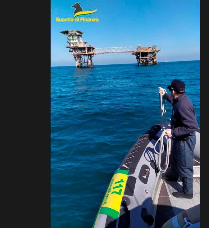 Ravenna, a pesca in gommone in zona vietata vicino a una piattaforma offshore: scatta la multa
