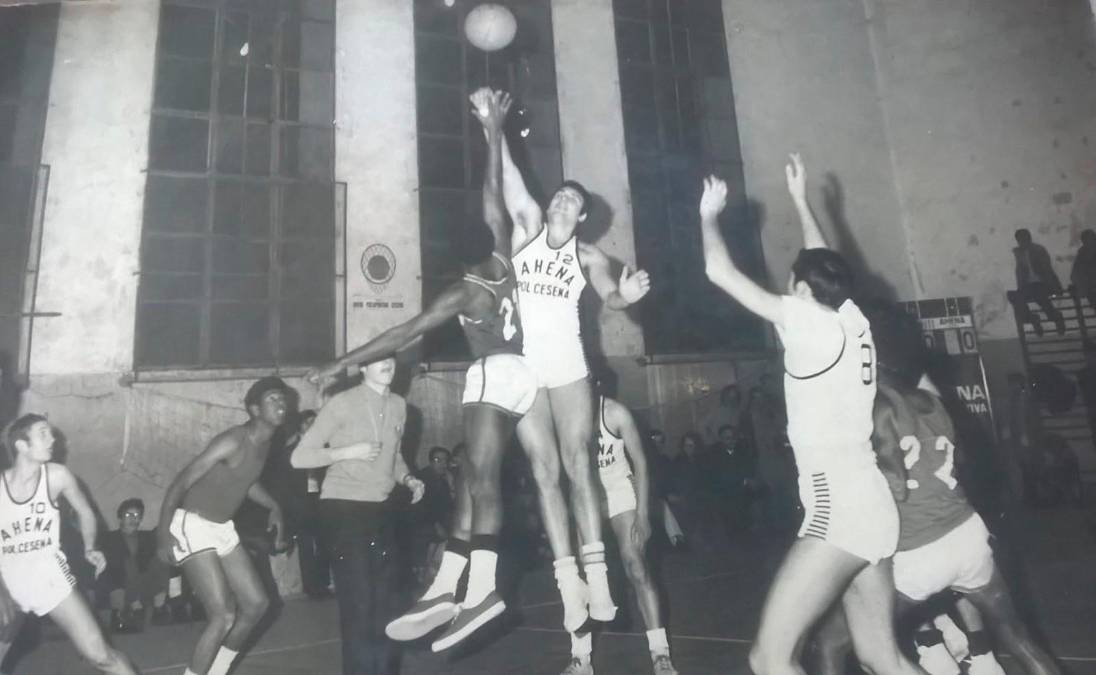 Franco Benaglia il 26 dicembre 1970 in un’amichevole tra l’Ahena Cesena e i Red Devils, squadra di ragazzi americani reduci dalla guerra in Vietnam