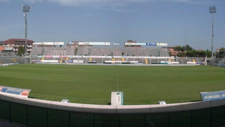 Lo stadio Bruno Benelli visto dalla tribuna centrale: il settore opposto, quello dei Distinti che è chiuso ormai da una ventina d’anni, verrà ora demolito e ricostruito, con i lavori che inizieranno in primavera e che dovrebbero portare la capienza a 9.500 spettatori ( Fiorentini)