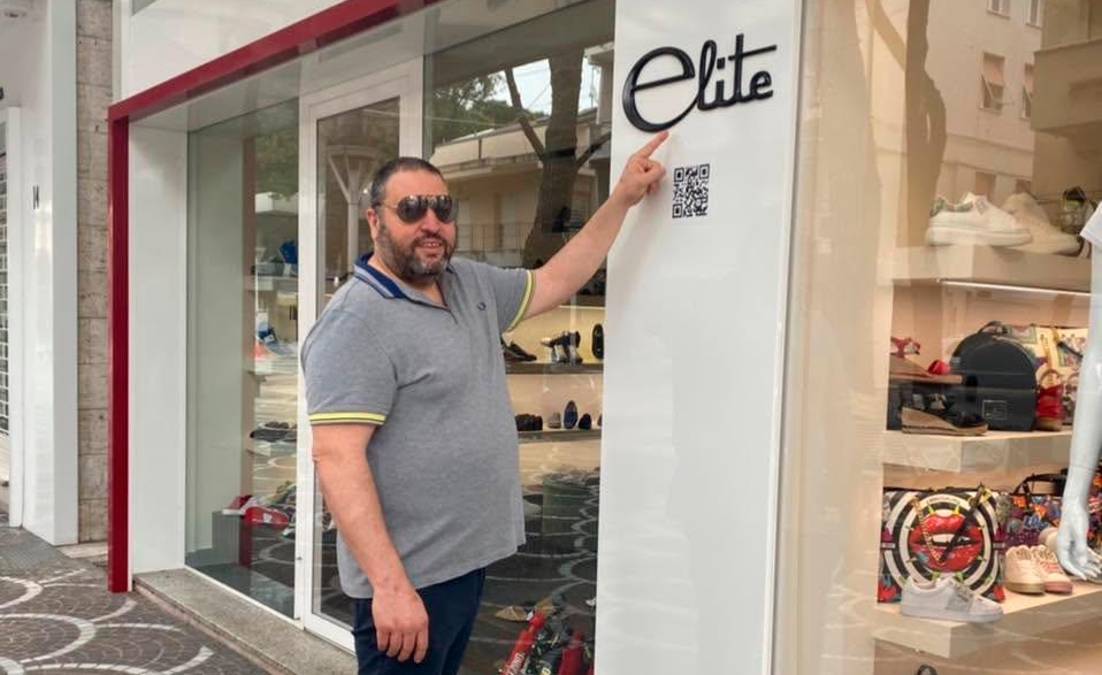 Il titolare Marco Lorenzi davanti al suo negozio