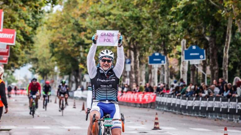 Achille Abbondanza sull’arrivo della Nove Colli di Cesenatico (dopo aver effettuato un percorso ridotto) rende omaggio al suo donatore sconosciuto chiamato Pol