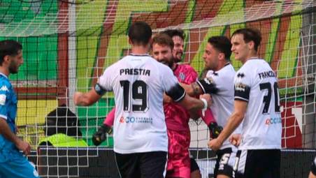 Matteo Pisseri festeggiato dopo il rigore parato allo Spezia (Zanotti)