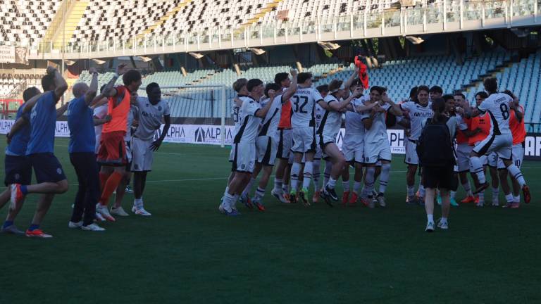 Lo staff tecnico guidato da Nicola Campedelli e tutti i giocatori bianconeri festeggiano la vittoria ottenuta contro l’Inter (foto Gianmaria Zanotti)
