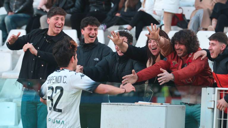 Cristian, in maglia bianca, e Stiven Shpendi, in maglia nera, sulla tribuna dell’Orogel Stadium-Dino Manuzzi; Cristian corre ad abbracciare papà Liman dopo il suo primo gol tra i professionisti in Cesena-Vis Pesaro 2-0