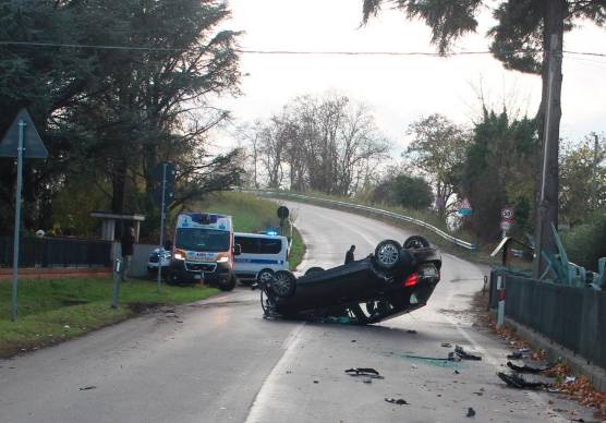 Cesena, pneumatici usurati: sbanda e si ribalta con l’auto, 29enne miracolato e illeso