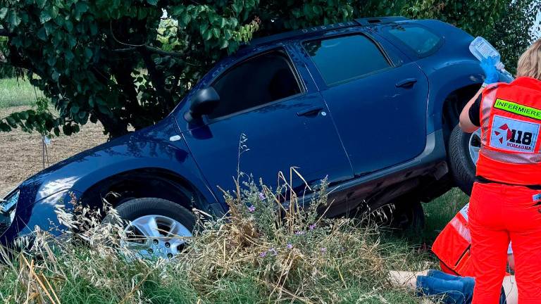 Cesena, esce di strada con l’auto e muore