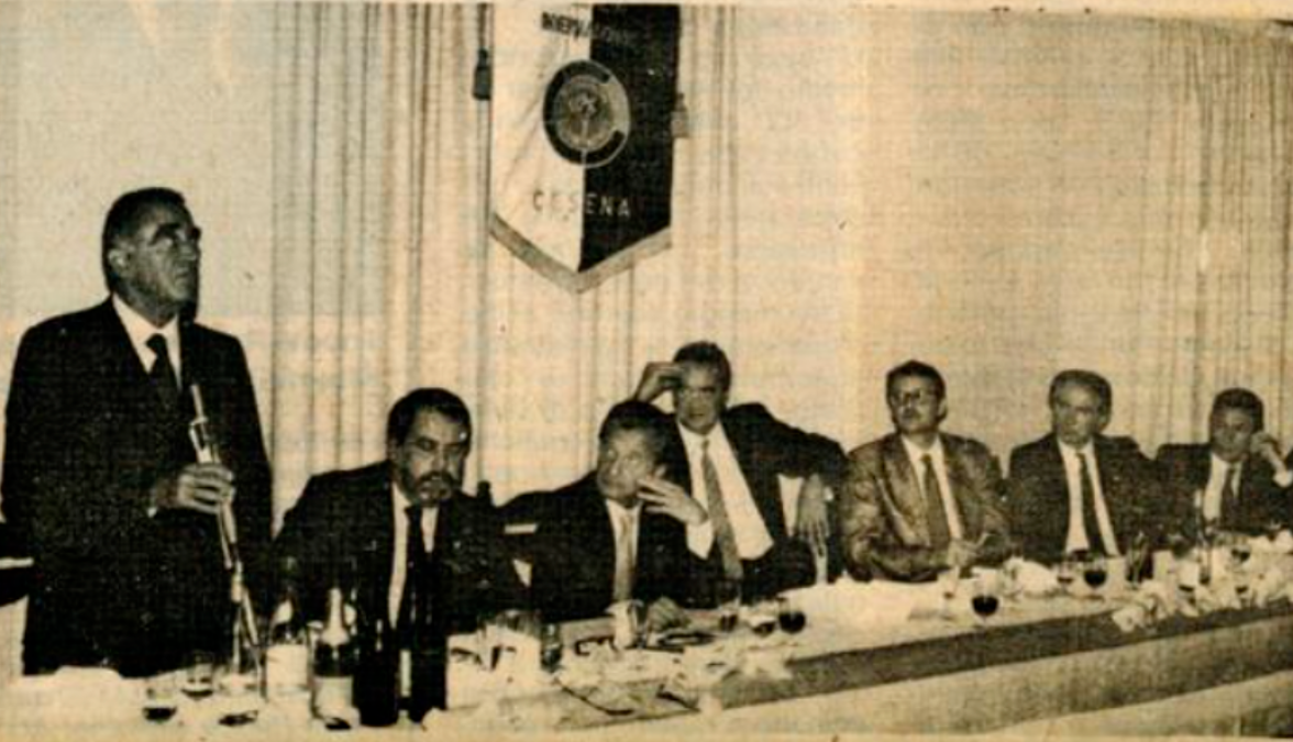 Oddo Biasini al microfono nella prima riunione al ristorante Casali di 40 anni fa: era il 19 settembre 1986