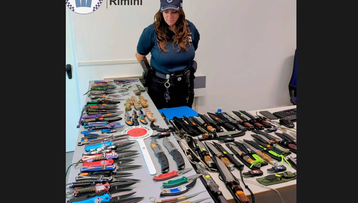 Rimini, controlli a un negozio: sequestrati oltre 200 coltelli - Gallery