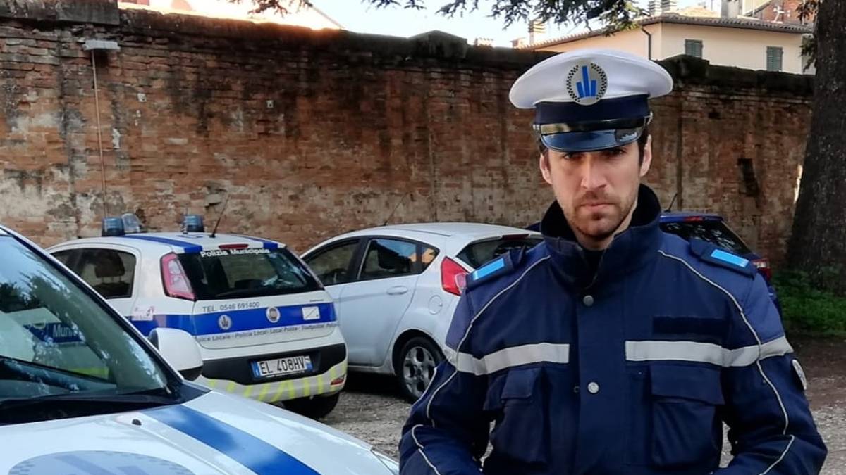 Castel Bolognese, fa finire un ciclista nel fosso e scappa: trovato il pirata della strada