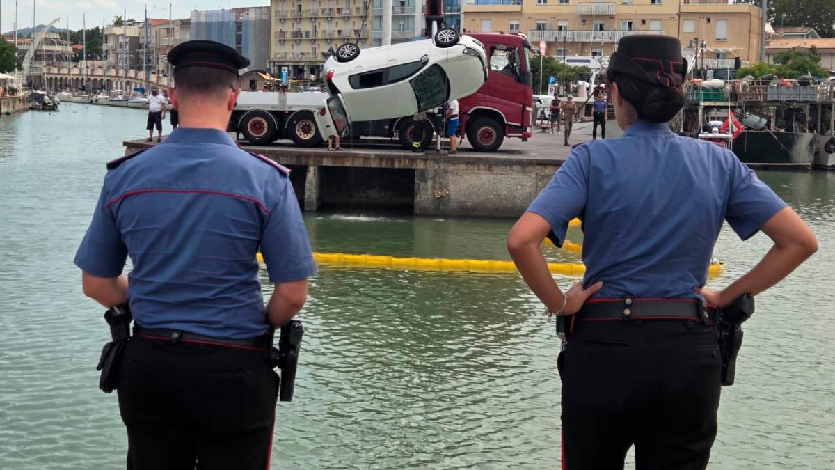Cattolica, tenta di uccidere la moglie buttandosi con l’auto nel canale, martedì era stato arrestato e poi rilasciato VIDEO GALLERY